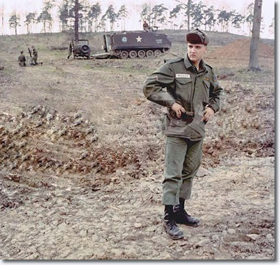 Elvis in the US Army - Tank manouvours