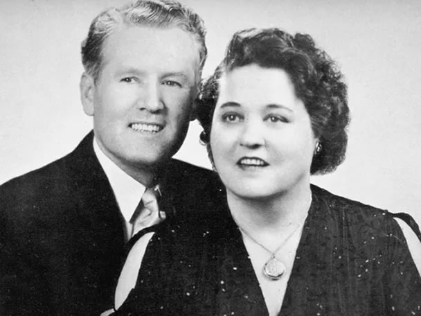 Vernon and Gladys Presley (Photo: AP).